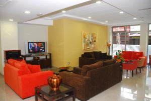 ein Wohnzimmer mit Sofas und einem Flachbildfernseher in der Unterkunft Hotel Pujol in Las Palmas de Gran Canaria