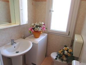 ビビオーネにあるPatriziaのバスルーム(洗面台、トイレ、花付)