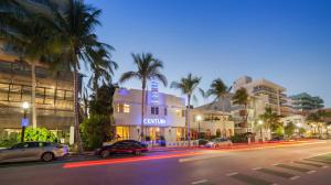 une rue de la ville avec des voitures garées devant un bâtiment dans l'établissement Century Hotel, à Miami Beach