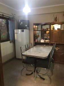 tavolo e sedie in cucina con frigorifero di Hostal del Milagro a Salta Altre 37 foto