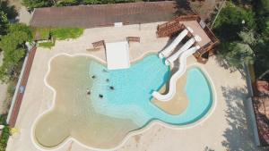 uma vista superior de uma piscina num resort em Camping Villaggio Paestum em Foce del Sele