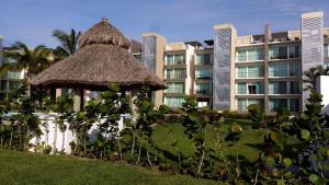 a gazebo in a yard in front of a building at Departamento Acapulco Diamante in Acapulco