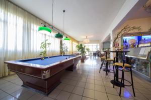 une salle de billard avec un billard et un bar dans l'établissement Hotel Elefante Bianco, à Crespellano