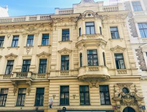 un edificio amarillo con muchas ventanas en Arch II at Wenceslas en Praga
