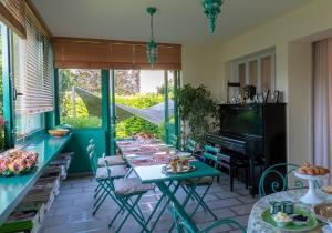 a living room with a table and a piano at Villa Bedin in Fontanafredda
