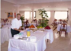 Restoran või mõni muu söögikoht majutusasutuses Sahara Line Hotel