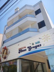 um edifício com uma placa na frente de um restaurante em Pousada Ilhas Gregas em Florianópolis