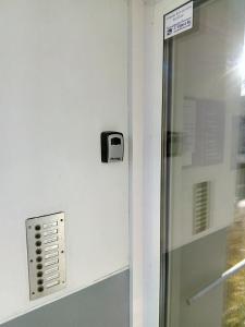 una habitación con una pared con una puerta con un termoestroférfero en Parantolankatu modern one room apartment, en Hyvinkää