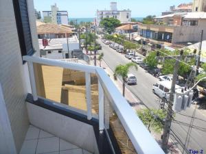 balcón con vistas a una calle de la ciudad en Pousada Ilhas Gregas, en Florianópolis