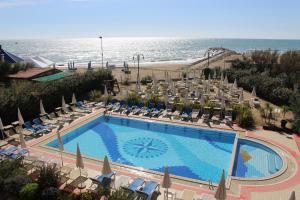 an overhead view of a swimming pool and the beach at Eurobeach Residence in Cavallino-Treporti