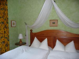 เตียงในห้องที่ Hotel garni Lindenhof im Steigerwald