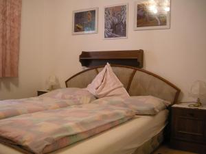 ein Schlafzimmer mit einem Bett mit einem Kissen darauf in der Unterkunft Ferienwohnung Anna in Sankt Kanzian am Klopeiner See