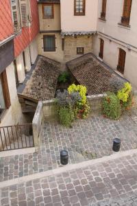 an aerial view of a courtyard in a building at Rêve Fontaine in Joinville