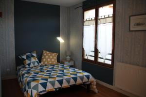 - une chambre avec un lit et une fenêtre dans l'établissement Rêve Fontaine, à Joinville