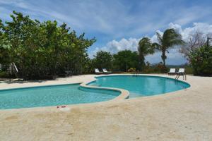 The swimming pool at or close to El Morro Eco Adventure Hotel