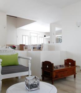 Uma área de estar em Olia Hotel