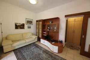a living room with a couch and a table at La Persiana in Ancona