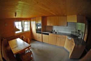 una vista aérea de una cocina con armarios de madera y una mesa en Ferienhaus Brand, en Gais