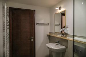 Koupelna v ubytování GARNI HOTEL ATRIUM + 27 fotografií