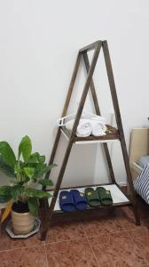 una mensola in legno con asciugamani e una pianta di Forelsket 2 a Da Lat