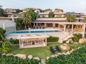 Bazén v ubytování Moonstone - Samui's Premier Private Villa nebo v jeho okolí