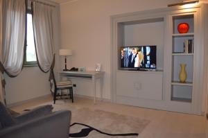 TV a/nebo společenská místnost v ubytování Grand Hotel Nizza Et Suisse