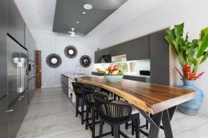 Kuchyň nebo kuchyňský kout v ubytování Moonstone - Samui's Premier Private Villa