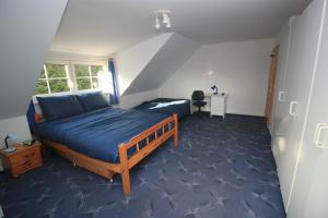 Postel nebo postele na pokoji v ubytování Conifer Cottage IdyllicPrague