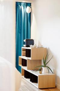 Cette chambre dispose d'une étagère avec un four micro-ondes. dans l'établissement Hôtel & Restaurant Le Pré, à Durtol