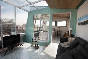 Μια τηλεόραση ή/και κέντρο ψυχαγωγίας στο Dúplex/terraza privada en corazón Centro Histórico