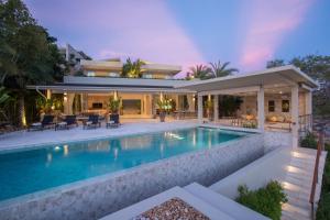 uma casa com piscina em frente a uma casa em Moonstone - Samui's Premier Private Villa em Bangrak Beach