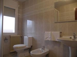 uma casa de banho com um WC e um lavatório em Hostal Oasis em Fraga