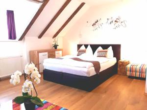 sypialnia z dużym łóżkiem na poddaszu w obiekcie APARTMENTS zum Wohlfühlen MARIAZELL w mieście Mariazell