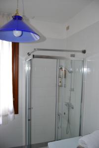 baño con ducha y luz azul en Casa per Venezia&Treviso, en Treviso