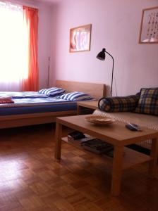 una habitación con una cama y un sofá y una mesa en Best of Vienna Apartments Ferdinandstrasse, en Viena
