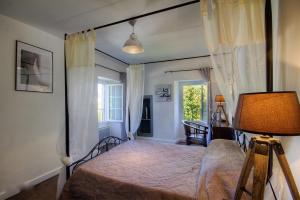 une chambre avec un lit et une fenêtre dans l'établissement La Casalamadonna, à Santa-Lucia-di-Moriani 57 autres photos