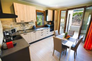 O bucătărie sau chicinetă la Luxury Home Bosa Marina ,Oristano