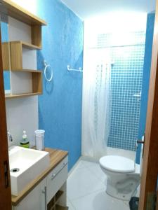 阿拉亚尔-杜卡布Acomodações Araujo的蓝色的浴室设有卫生间和水槽 更多87张照片