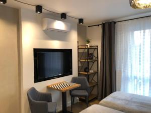 Televízia a/alebo spoločenská miestnosť v ubytovaní Like at Home Warsaw