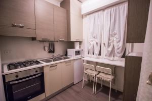 uma cozinha com um lavatório e um fogão forno superior em Casa Clara em Altavilla Vicentina