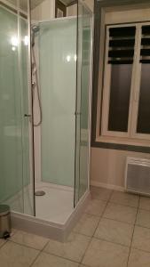 Mazières-en-Gâtineにあるla bouquetiereの窓付きのバスルーム(ガラス張りのシャワー付) +30枚の写真