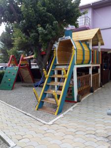 Children's play area sa Pensiunea Casa Johnelly