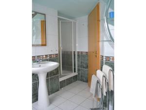 a bathroom with a sink and a shower at Spreewald-Domizil in Lübbenau +27 photos