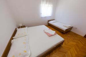 Ein Bett oder Betten in einem Zimmer der Unterkunft Apartments Sunset Dolac
