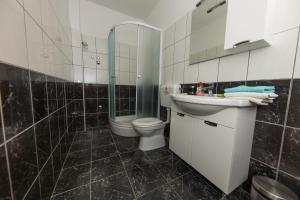 Ein Badezimmer in der Unterkunft Apartments Sunset Dolac