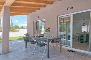 Patio nebo venkovní prostory v ubytování Villa Blaise