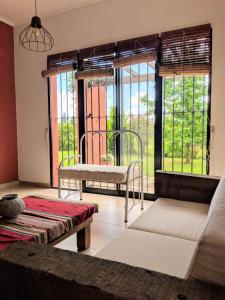 ein Wohnzimmer mit einer Couch und einigen Fenstern in der Unterkunft La Colorada in San Pedro + 74 Fotos