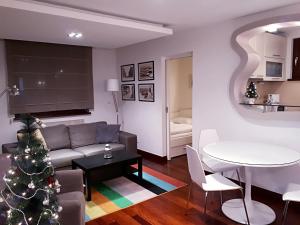 ein Wohnzimmer mit einem Weihnachtsbaum und einer Couch in der Unterkunft Apartment 18 in Belgrad