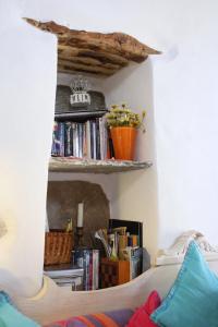 Zimmer mit Bücherregal und Büchern in der Unterkunft Traditional Medieval Stone house in "Ano Syros" in Ano Syros