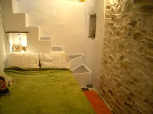 Ένα ή περισσότερα κρεβάτια σε δωμάτιο στο Traditional Medieval Stone house in "Ano Syros"
